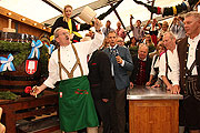 2012 benötigete OB Christian Ude 2 Schläge beim anzapfen des ersten Wiensfasses (Foto: Martin Schmitz)